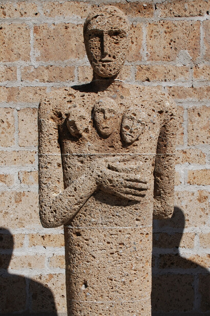 Mimmo Paladino
Testimone (2009).
Pietra di tufo.
Collezione dell’artista.