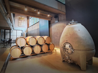 Sala de barricas y tanques de Hualta Hotel, único hotel bodega boutique de Sudamérica. Mendoza, Argentina 