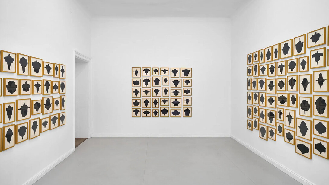 Allan McCollum, A moment in time: drawings, 1991-1992, exhibition view. Courtesy of Galerie Thomas Schulte