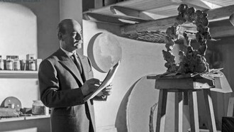 Lucio Fontana (1899, Rosario, Argentina — 1968, Vernesi, Italia) en su estudio. Fotografía de Ugo Mulas, 1960, Milano, Italia