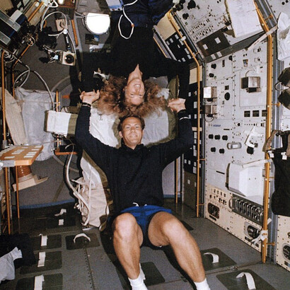 I neo sposi Mark Lee e Jan Davis trascorsero il loro viaggio di nozze nello Spazio a bordo dello Shuttle. Il matrimonio fu tenuto segreto fino a pochi giorni prima del lancio, così da essere sicuri di non essere sostituiti dalla NASA