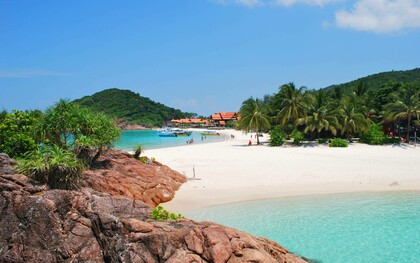 La spiaggia di Pasir Panjang, con una magnifica vista sul mare e sulla vegetazione tropicale, Merang, Malesia