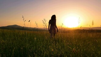 Una mujer que aún permite sensaciones que llaman a tacto y piel