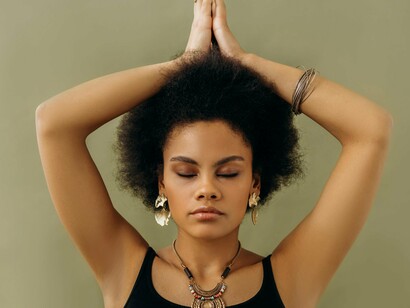 Ao lado dela, figuras como Hathor (deusa da música, do amor e da embriaguez sagrada) e Maat (princípio cósmico da justiça e do equilíbrio) revelam a complexidade do sagrado feminino egípcio: não apenas nutridor, mas ordenador do universo. E entre as mulheres mortais que desafiaram os limites do tempo, Cleópatra se impõe como arquétipo político e mágico: última rainha do Egito, estrategista, culta e sacerdotisa de Ísis, ela encarna o cruzamento entre o poder terreno e o poder simbólico feminino