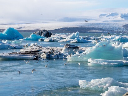 Nessas vastas extensões congeladas, a análise das bolhas de ar presas no gelo revela a história atmosférica do nosso planeta de maneira única