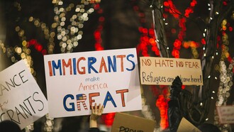 Manifestantes se posicionam contra a política anti-imigrantes de Donald Trump. O discurso inaugural pretende transmitir a mensagem de que o unilateralismo já não assenta na hegemonia e antes no excepcionalismo