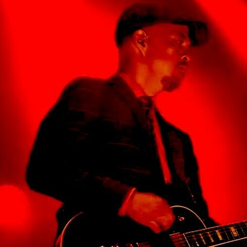 El cuarto miembro de Pixies es el guitarrista filipino Joey Santiago