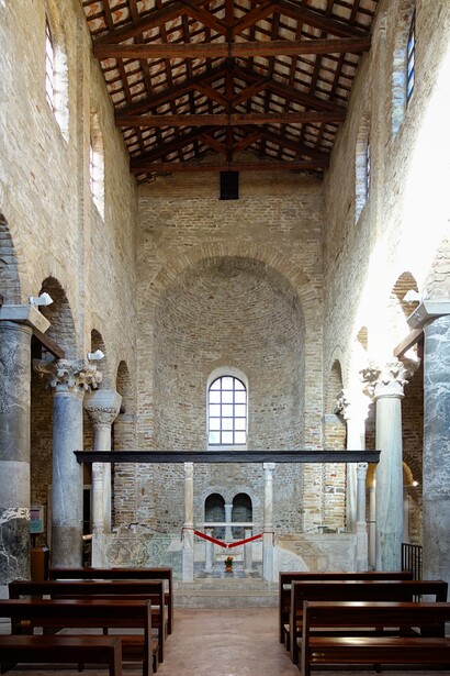 Interno della basilica paleocristiana di Santa Maria delle Grazie. Affaccia sul campo dei Patriarchi, a pochi passi dal battistero e dalla basilica di Santa Eufemia. Grado, Italia