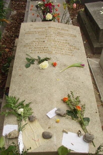 Camminare tra le sue divisioni è come comporre un poema fatto di nomi, epigrafi e silenzi. Nella foto la tomba di Amedeo Modigliani e la moglie Jeanne Hébuterne. Cimitero di Père-Lachaise, Parigi, Francia