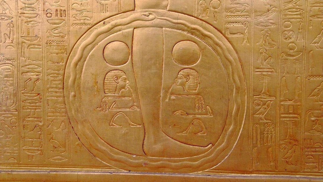 Prima rappresentazione conosciuta dell'ouroboros su uno dei reliquiari che racchiudono il sarcofago di Tutankhamon, XVIII dinastia, Museo egizio del Cairo, Egitto
