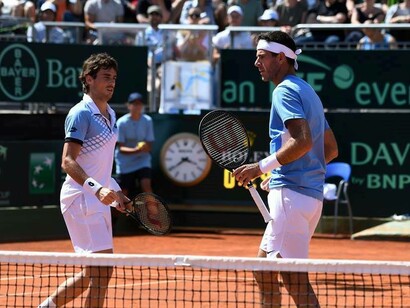 El equipo argentino de dobles celebra su victoria