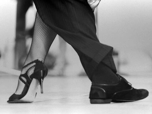 Pies de unos bailarines de tango
