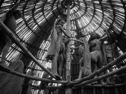 El secreto mejor guardado por los varones baruya —la apropiación originaria del poder femenino— ilustra cómo el ritual y la sexualidad legitiman y perpetúan la dominación masculina