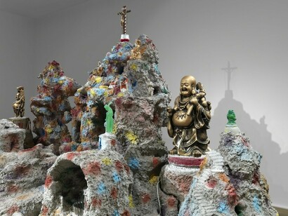 Mike Kelley. Framed and Frame, Exhibition view. Courtesy of Hauser & Wirth