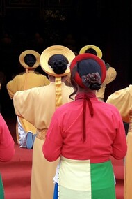 Cerimonia con i costumi tradizionali nel Tempio della Letteratura di Hanoi