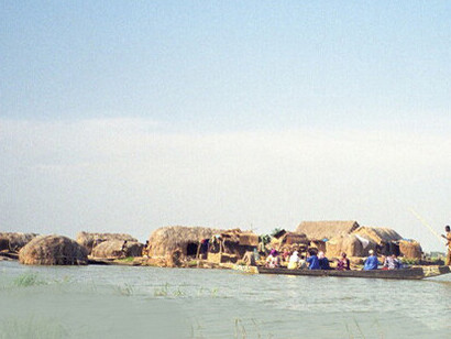 El pueblo se construyó en una isla baja que se inundó y los refugiados tuvieron que ser evacuados. Campamento de refugiados tuareg, 2005, camino a Kakalodaga. Mopti, Malí