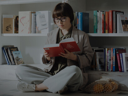 Libri, letture, librerie. Eppure, chi ama l'odore della carta resiste, nonostante tutto.
Esiste una società, che addirittura produce un profumo al dolce aroma carta stampata.
Le librerie cercano di coinvolgere i lettori con abbonamenti, eventi e sconti, ma la crisi c’è e si sente