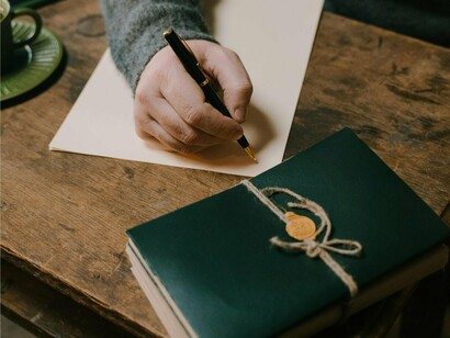 Se isto se torna inteligível, aceitável ou tão somente sofrível fica sempre do lado de quem lê… Se isto se torna impropério frustado, impaciente ou revolta calada, emudecida, auto-censurada, só a perda fica e a pena estancada e sem tinta poderia alguma vez comprovar…



