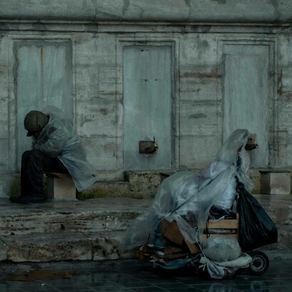 Homeless: "l’esportazione di materie prime finisca per impoverire chi crede di possedere ricchezze naturali abbondanti per risolvere le proprie esigenze di prodotti finiti; mentre i Paesi poveri di materie prime naturali sono destinati ad accrescere la propria ricchezza essendo costretti, come trasformatori, a generare un crescente valore aggiunto"