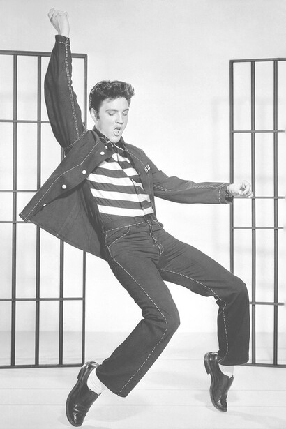Elvis Presley. Una fotografia che promuove il film "Jailhouse Rock" raffigura il cantante Elvis Presley, (1957)
