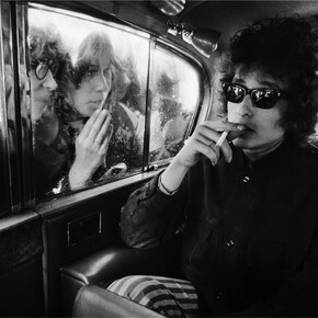 Barry Feinstein, Bob Dylan, Fans looking in limo, London, 1966, ©Barry Feinstein Photography. All rights reserved