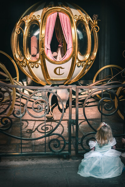 Bimba sognante davanti alla carrozza di Cenerentola