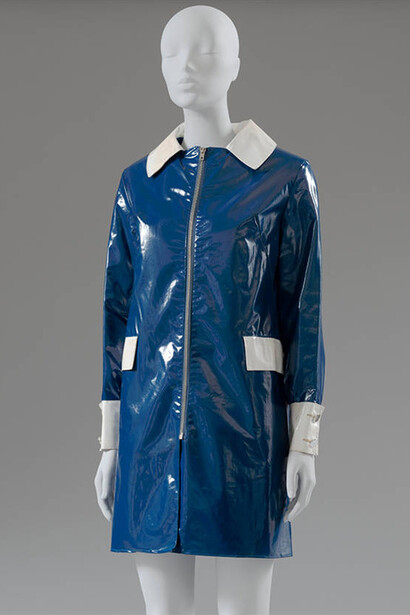 Chubasquero de PVC, Mary Quant para Alligator, 1966-67, Reino Unido. © Victoria and Albert Museum, Londres