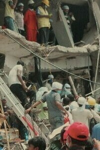 Sauveteurs au travail lors de l'effondrement de l'immeuble Rana Plaza à Savar, au Bangladesh, en 2013