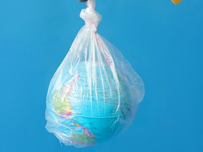 Globo terrestre envolto em um plástico