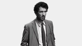 A começar pela dualidade proposta no título da obra. O mastermind de Reichardt não é exatamente um criminoso de mente brilhante, embora possa considerar-se como um. O título opera como sátira à mitologia do liberal norte-americano, à crença na destreza individual como motor do sucesso