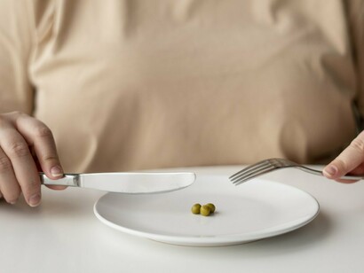 A pressão para se conformar a padrões de beleza inatingíveis pode causar baixa autoestima e distúrbios alimentares, como anorexia e bulimia