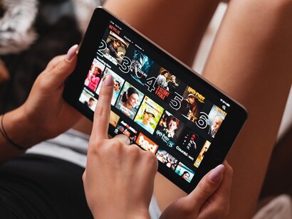Pubblico serie tv. L’obiettivo è guadagnare, a scapito della creatività, arrivando a riciclare stesse storie e trame pur di un riscontro nel pubblico