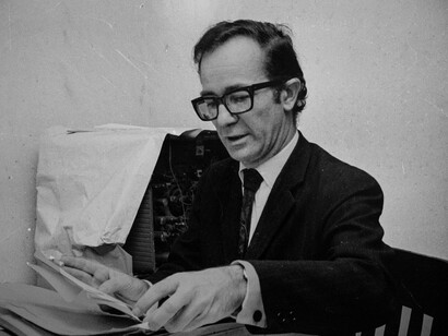 Rodolfo Walsh è stato un giornalista, scrittore e attivista argentino, noto per la sua opera *Operación Masacre*, uno dei primi esempi di giornalismo investigativo, e per il suo coraggio nel denunciare le violazioni dei diritti umani durante la dittatura militare, fino alla sua scomparsa nel 1977