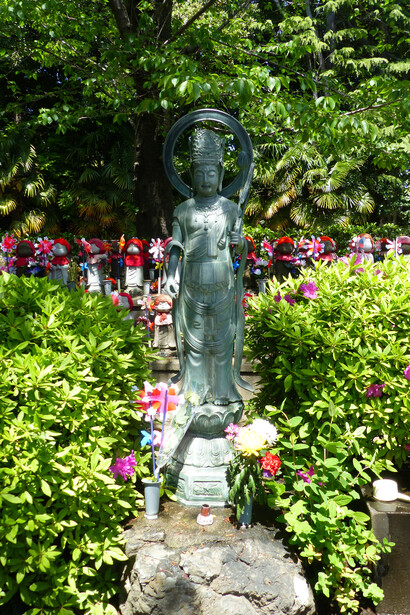 Escultura en un cementerio de Tokio, Japón. Fotografía: Felipe Sérvulo