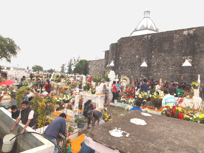 Flores en las tumbas del cementero de Mixquic, Ciudad de México