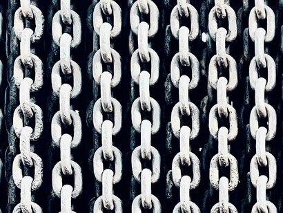 I regimi dittatoriali puntano a manipolare le giovani menti perché controllare l’educazione permette di plasmare cittadini obbedienti fin dall’infanzia