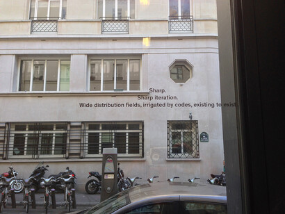 Jo-ey Tang, Patch 2015, lettres adhésives sur mur © Courtesy de l'artiste et Galerie Nathalie Obadia Paris / Bruxelles