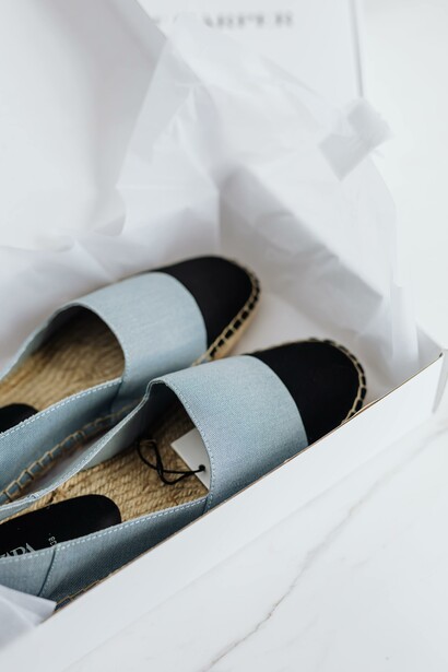 Fast fashion. I capi non seguono delle stagioni di uscita, in alcuni casi nemmeno delle vere e proprie collezioni. Il concetto di Primavera/Estate e Autunno/Inverno è nettamente superato, mentre ogni due settimane è possibile trovare nuove collezioni nei negozi e sempre nuovi modelli disponibili negli store online