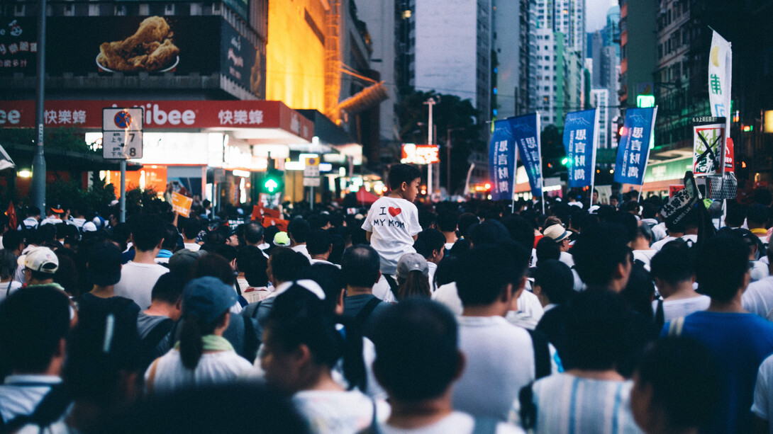 Multitud de personas en las calles de Wan Chai en Hong Kong, China