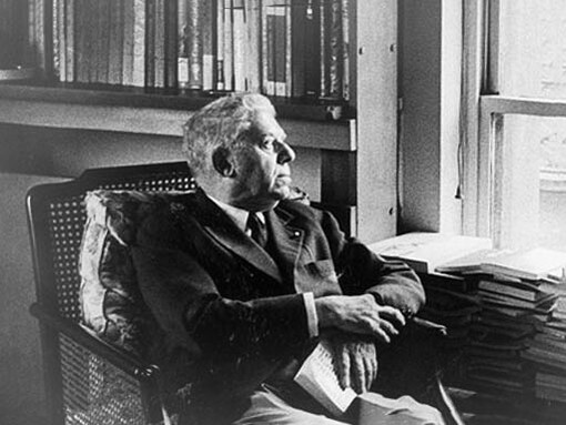 Molti critici letterari sostengono che gli "Ossi di seppia" nascano come risposta a uno dei principali libri di poesia dannunziani, l’"Alcyone", pubblicato una ventina di anni prima