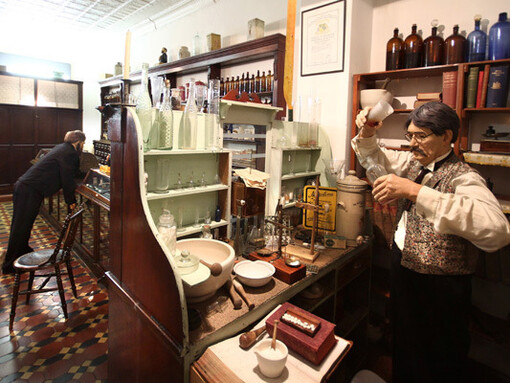 Historical street scene, exhibition view. Courtesy of National Museum Bloemfontein