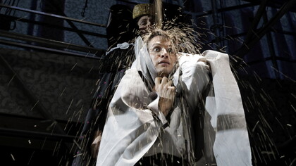 Nikolay Borchev (Stolzius, trapero Armentières), detrás: Dalia Schaechter (la madre de Stolzius)