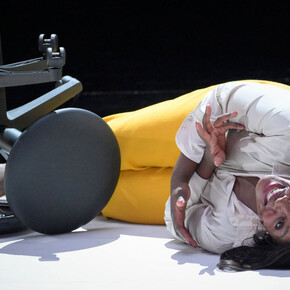 Prima facie. Mit freundlicher genehmigung des Deutschen Theaters