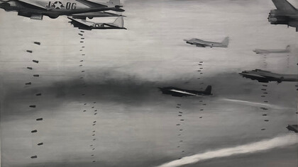 Bombers (1963) de Gerhard Richter est une peinture photographique austère en noir et blanc représentant des avions américains bombardant Dresde, la ville de son enfance, reflétant sa relation complexe avec l'histoire allemande et la guerre