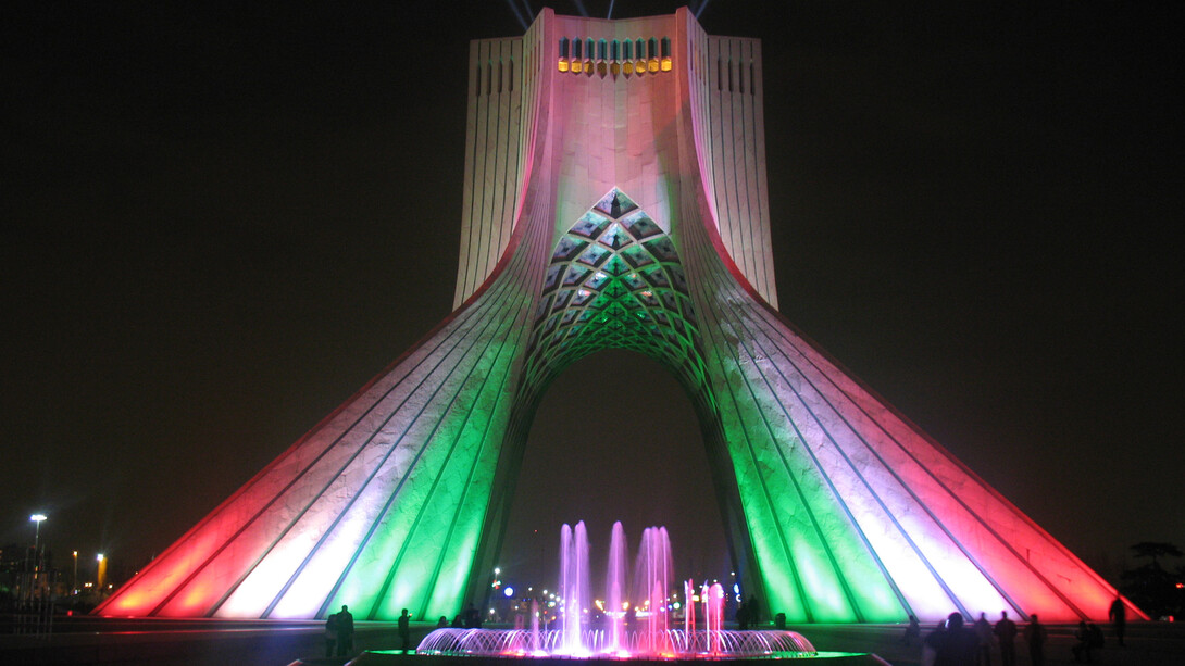Sous l’élégance immobile de la Tour Azadi, l’Iran donne à voir une image de grandeur et d’unité. Mais derrière cette façade, l’histoire rappelle que certaines modernités ne sont que des décors, et que la démocratie, lorsqu’elle est imposée, peut n’être qu’une illusion parfaitement mise en scène