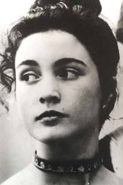 Eljana Popova a una gara di danza ai tempi del liceo. Un destino artistico evidente da subito