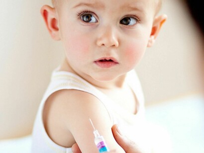 Un niño recibiendo una vacuna