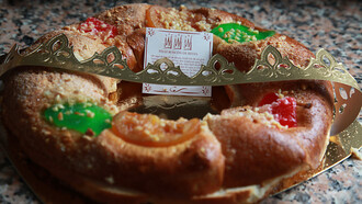 El Día de Reyes, o simplemente Reyes, día en que los niños en España reciben  regalos de los Reyes Magos. La tradición es esconder  sorpresas dentro del roscón; antes de que el panadero ponga el roscón en el horno, envuelve una figurita de porcelana y una haba