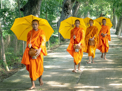 O indivíduo, ao integrar-se a um grupo, renuncia à boa parte de sua individualidade e se deixa sugerir pelos outros