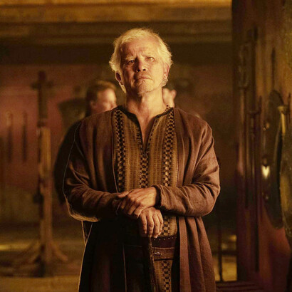 John Leguizamo è Eumeo, porcaro di Ulisse, nel film "The Odyssey" di Nolan
